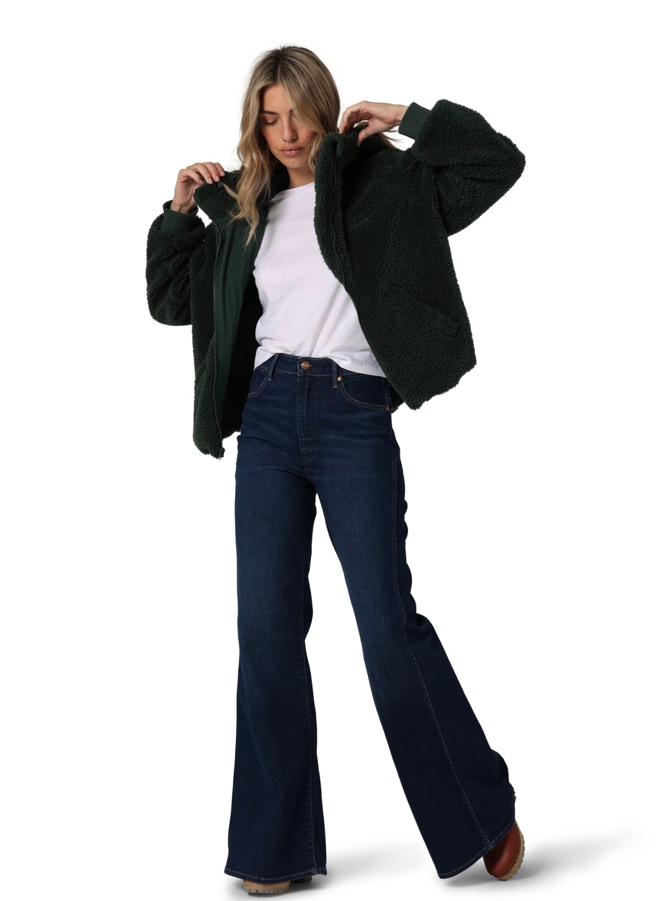 The Wrangler Wanderer 622 Dark Wash Flares